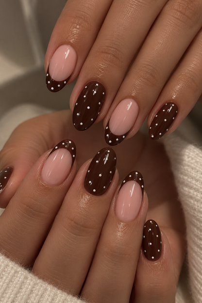 Chocolate Dot French – Press-On Nails Marron & Rose